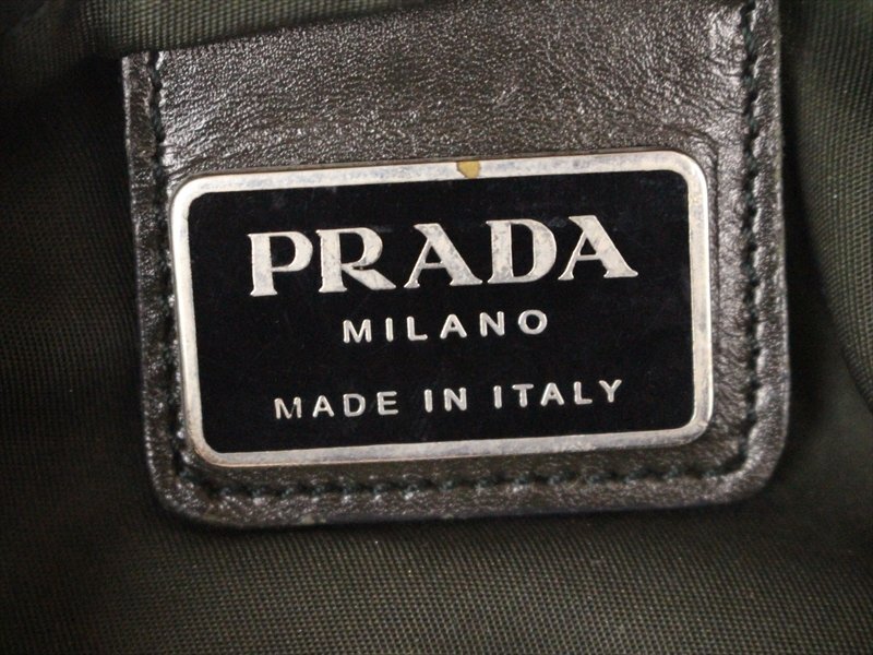 良品☆PRADA【プラダ】薄型スクエアミニショルダーバッグ☆ナイロン☆カーキ×シルバー金具☆ロゴ☆メンズ☆レディース☆_画像8