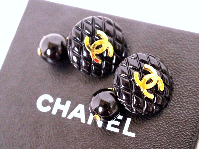 美品☆CHANEL【シャネル】ココマーク キルティングデザイン カフス☆94 A刻印☆ブラック×ゴールド金具☆ロゴ☆カフスボタン☆レディース_画像2