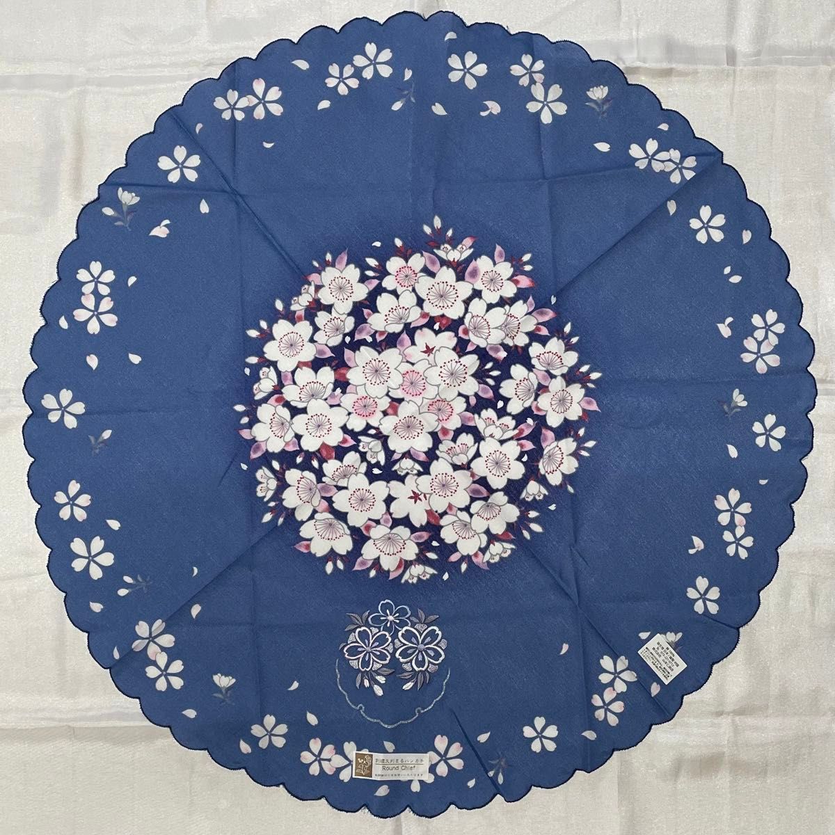 刺繍大判まるハンカチ　膝掛けにも　桜柄　青　綿100%　直径約56cm　山本仁商店　新品未使用　シールタグ付き