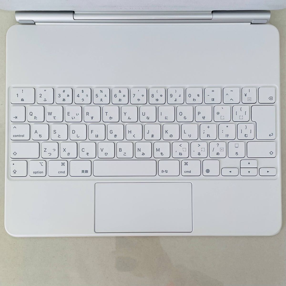 Apple 　Magic 　Keyboard 　A2480　12.9インチ　本体のみ　 i18252 　80サイズ発送　動作◯ キーボード・タッチパッド◯_画像2