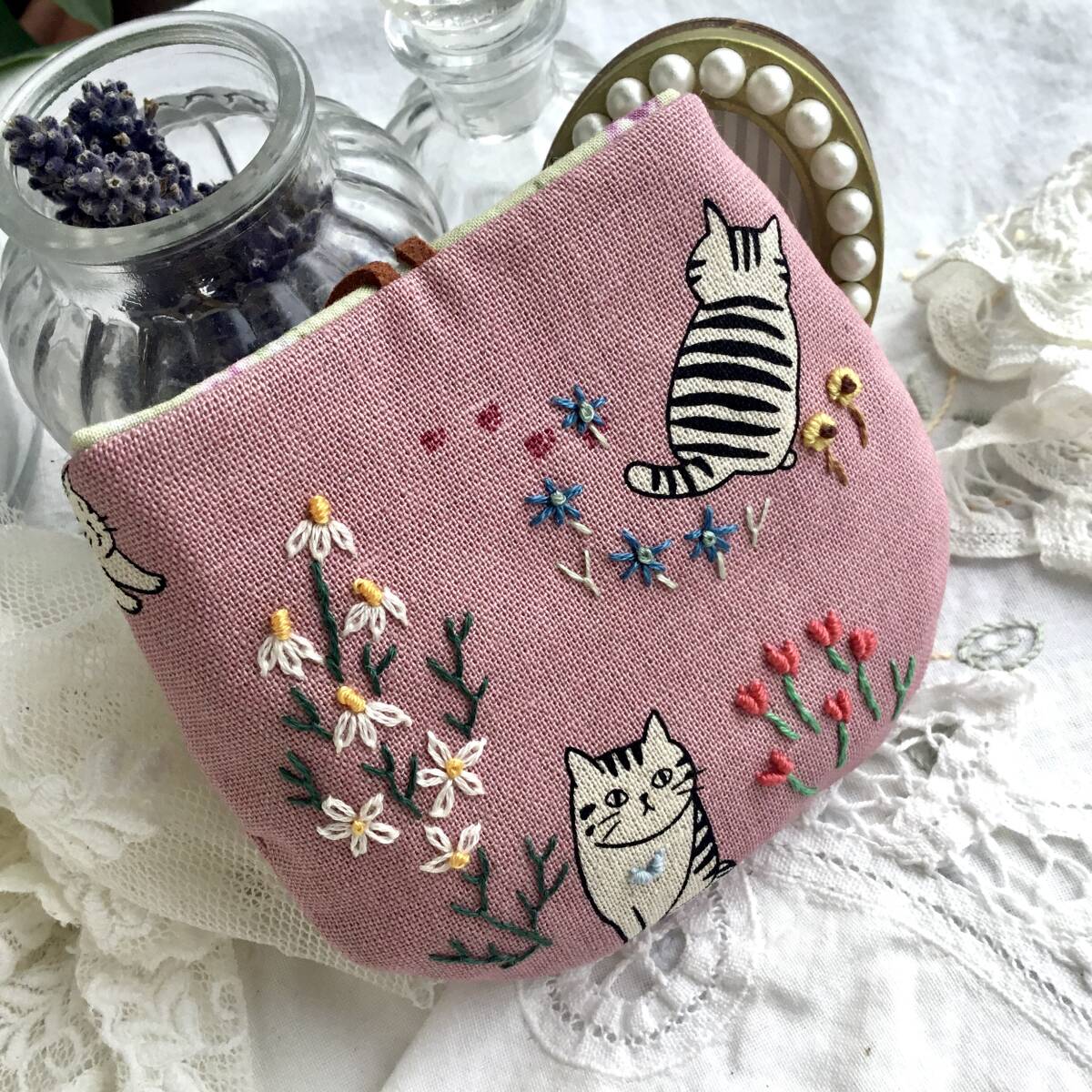 ♪はんど刺繍**やっぱり可愛いトラ猫ミニケース“(ポーチ)多種多様お花*ローズ＊…アレンジメント刺繍…ちび可愛handmade_画像7