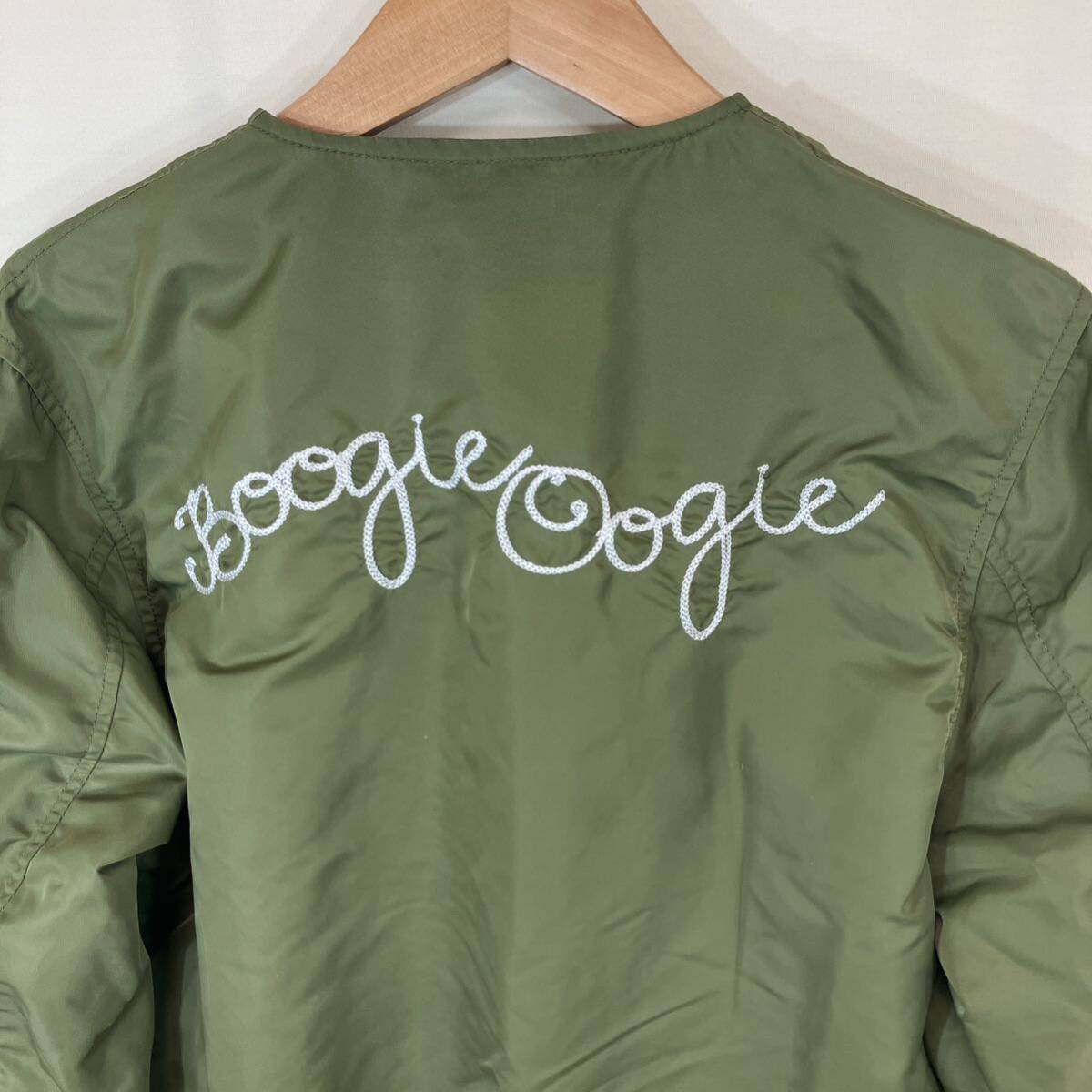 Boogie Woogie ブギウギ　men's メンズ　ロゴ刺繍 ノーカラー　MA-1 ジャケット　トップス　アウター　 size:L から:カーキ