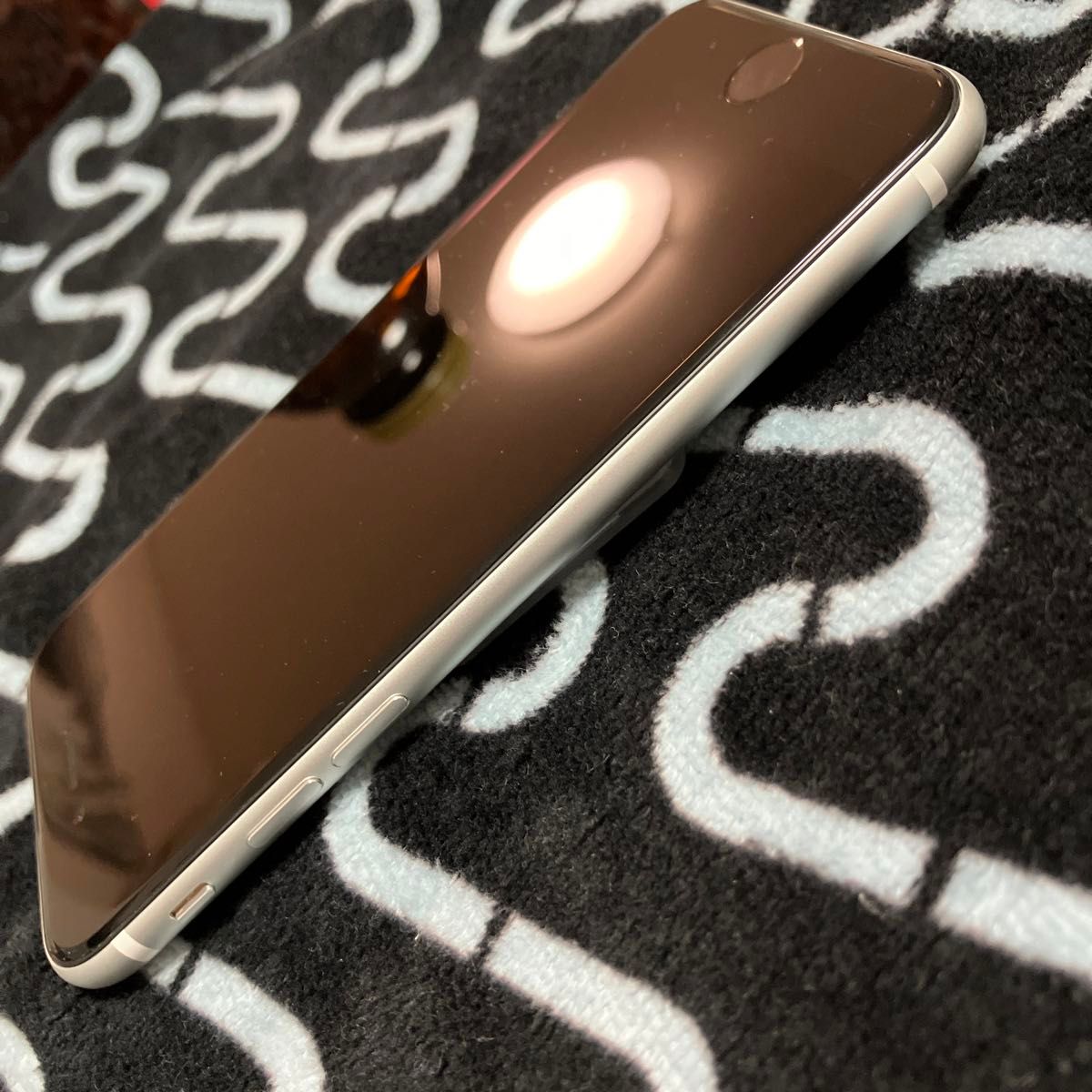 極美品　迅速発送iPhoneSE 第2世代　 SIMフリー ホワイト64GB バッテリー最大容量100%エラー無