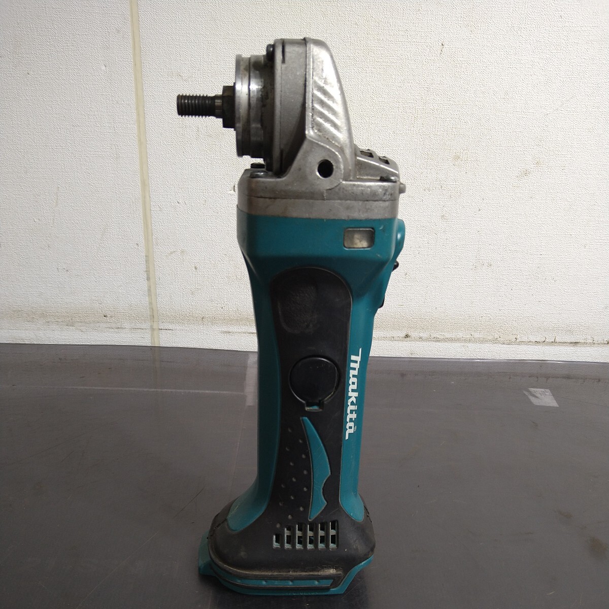 OS005.型番:GA400D.0423. 充電式ディスクグラインダ. makita. マキタ. 電動工具.ジャンク_画像3