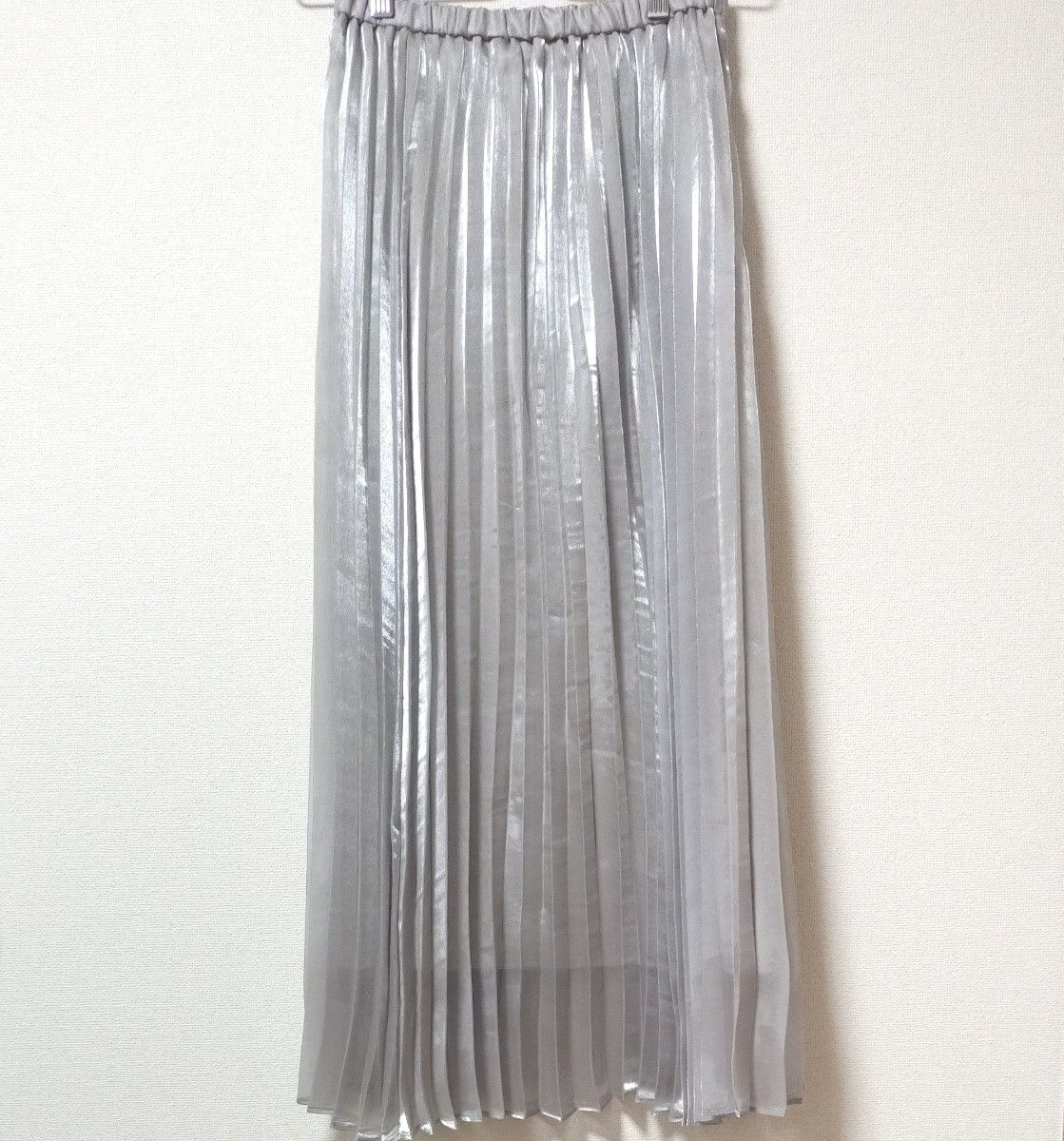【極美品】GU ジーユー シャイニープリーツロングスカート Sサイズ 高級感 ウエストゴム シルバー ライトグレー