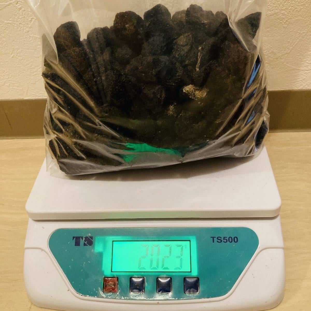 溶岩石 黒系 1.5kg アクアリウム低床 ろ材 観葉植物 多肉植物 水槽レイアウト 盆栽の画像4