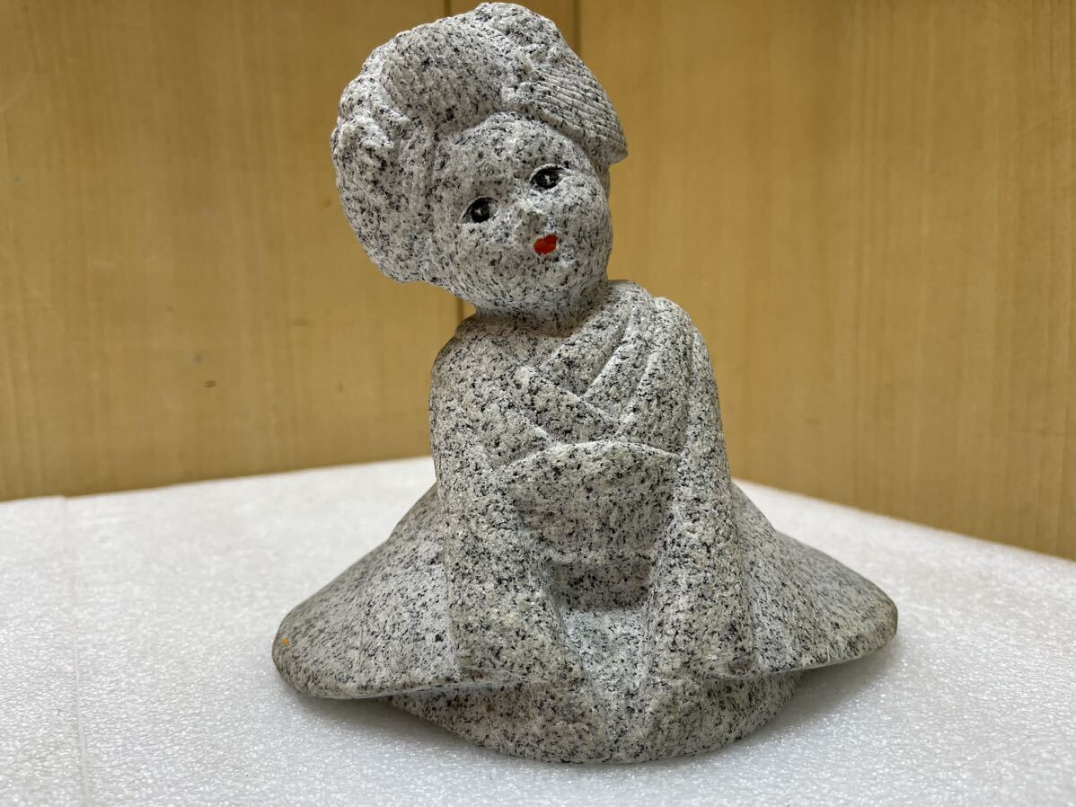 HY1598 御影石　少女　着物姿　日本　女の子　人形　インテリア　オブジェ　アンティーク　高さ約18cm 幅約18cm 現状品　0516_画像1