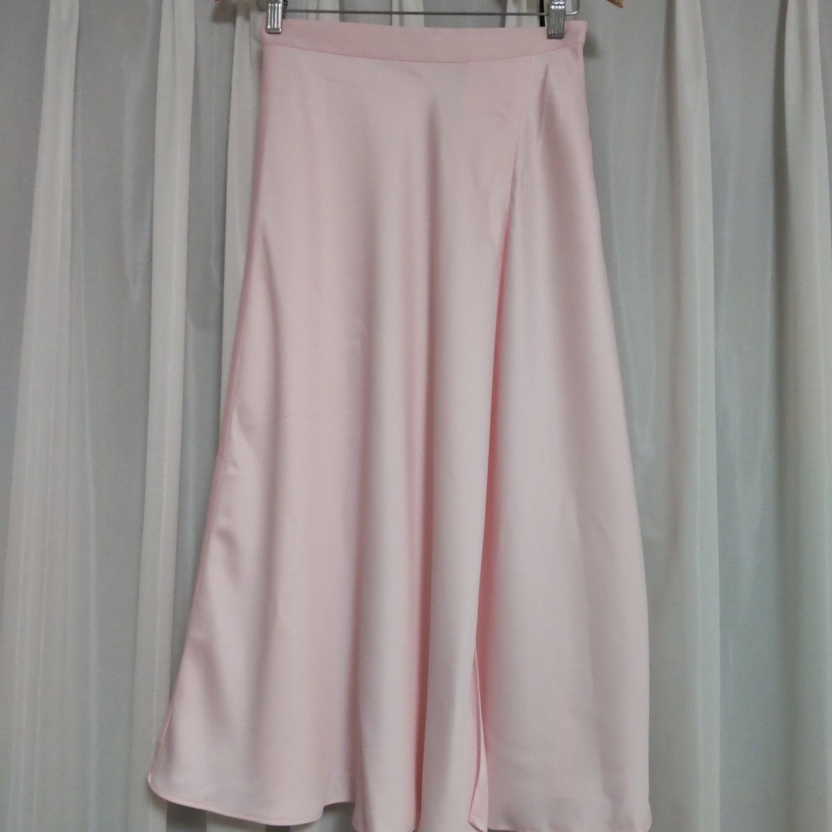 新品未使用 H&M 光沢のある大人可愛い 透け感 スリット入り フレアスカート ピンク 
