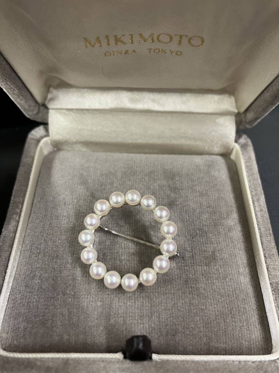 d5d89 accessory brooch present . Mikimoto pearl 