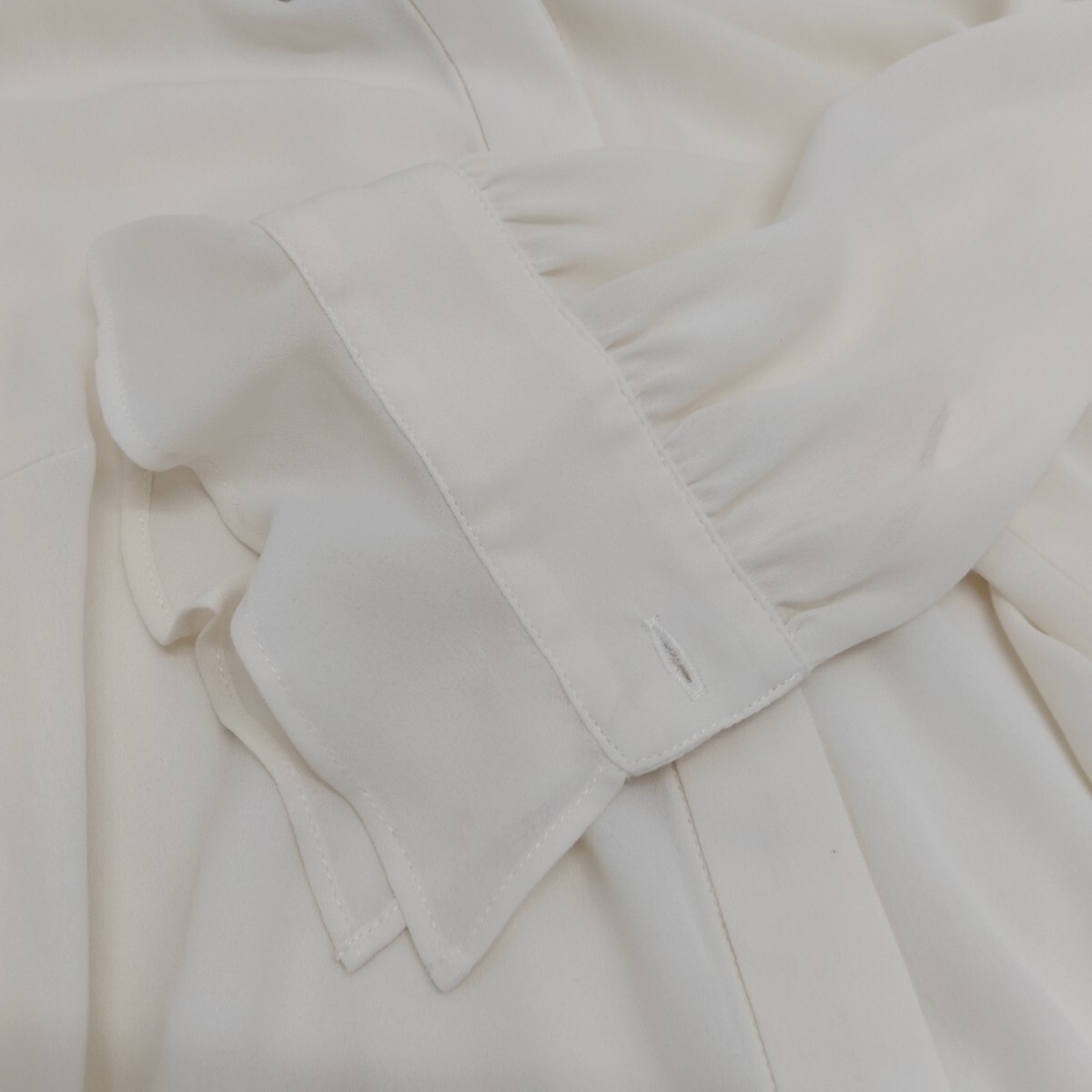 【1317】ジルスチュアート　ビジュー襟　半袖ブラウス　オフホワイト　サイズS
