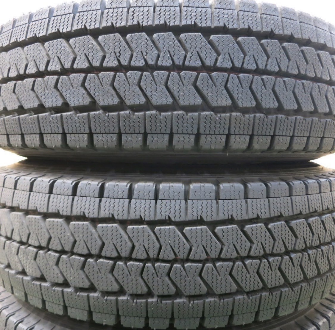 【美品】バリ溝スタッドレス 195/80R15 4本セット MAD CROSS GRACE 15x6.0J 6/139.7 +33 ブリザック ブリジストン ハイエースなどに_画像9