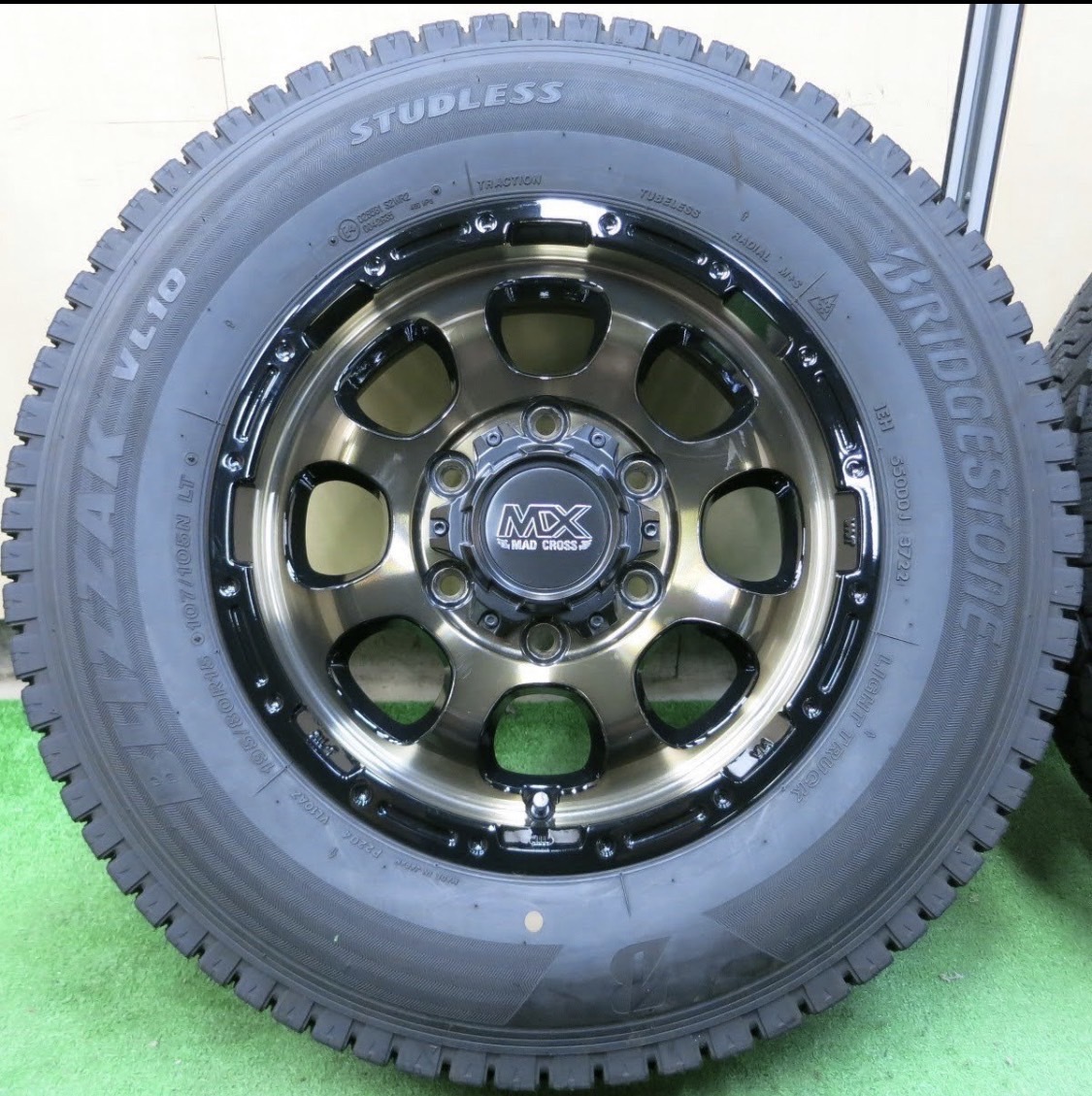 【美品】バリ溝スタッドレス 195/80R15 4本セット MAD CROSS GRACE 15x6.0J 6/139.7 +33 ブリザック ブリジストン ハイエースなどに_画像3