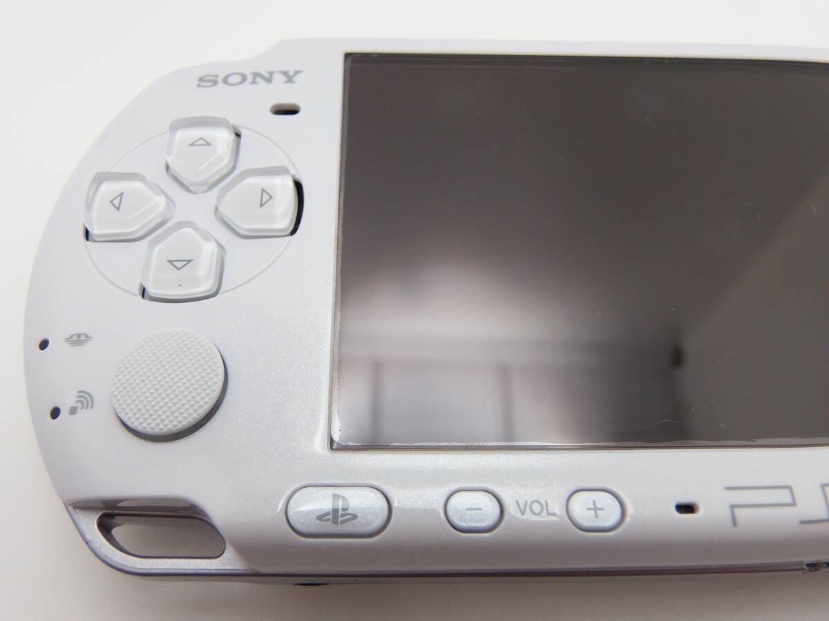 新品同様　パール ホワイト　PSP-3000　液晶画面は、完全に無傷　ほとんど未使用に近い　付属品も綺麗な美品　 全7点セット_画像4