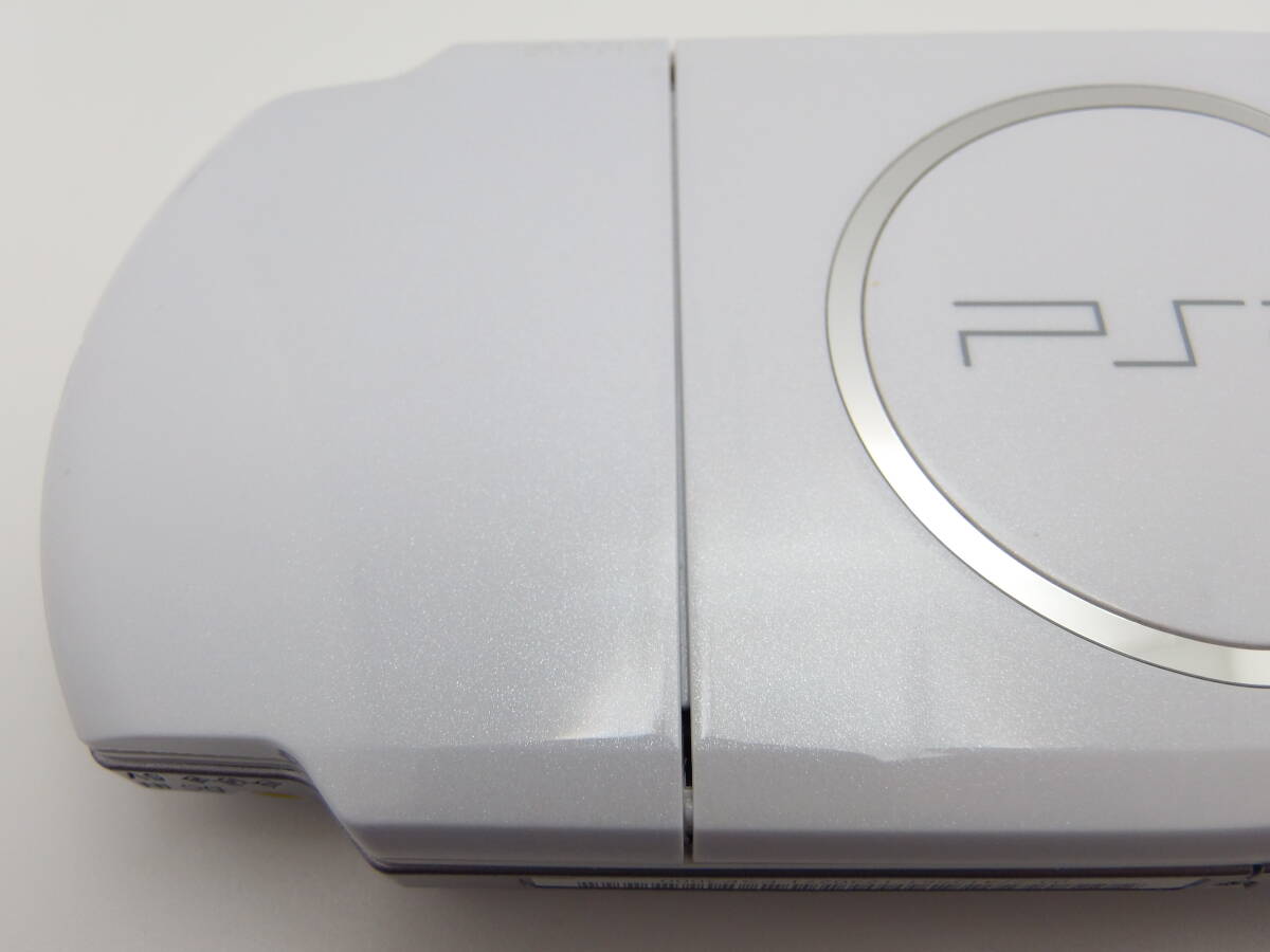 新品同様　パール ホワイト　PSP-3000　液晶画面は、完全に無傷　ほとんど未使用に近い　付属品も綺麗な美品　 全7点セット_画像8