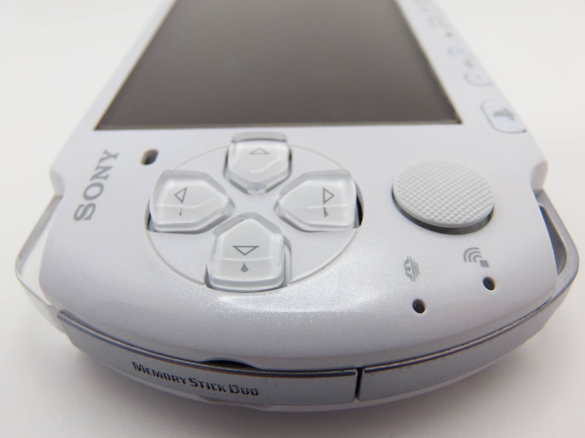 新品同様　パール ホワイト　PSP-3000　液晶画面は、完全に無傷　ほとんど未使用に近い　付属品も綺麗な美品　 全7点セット_画像6