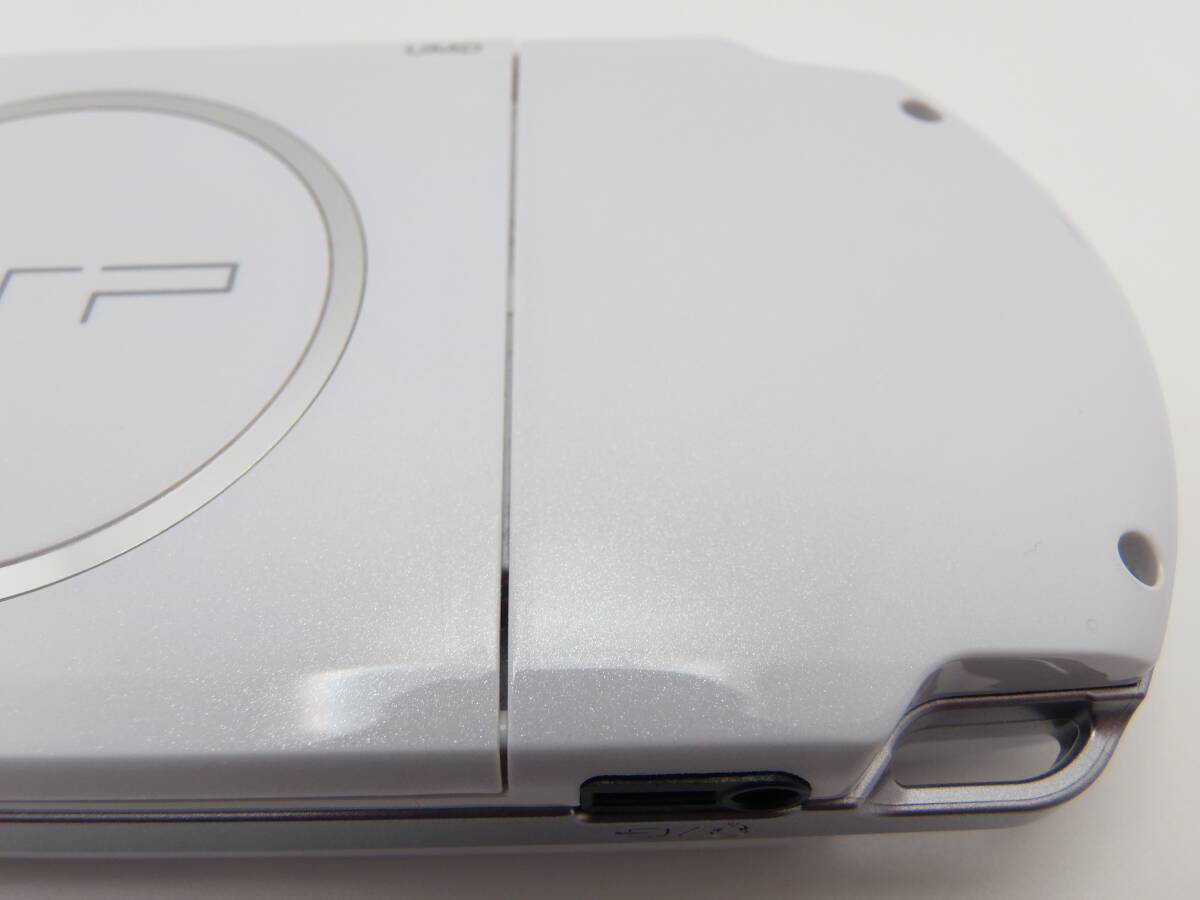 新品同様　パール ホワイト　PSP-3000　液晶画面は、完全に無傷　ほとんど未使用に近い　付属品も綺麗な美品　 全7点セット_画像9