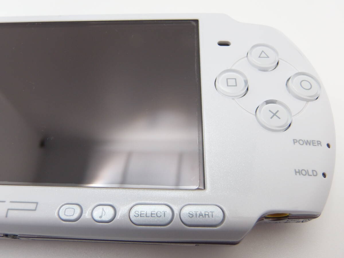 新品同様　パール ホワイト　PSP-3000　液晶画面は、完全に無傷　ほとんど未使用に近い　付属品も綺麗な美品　 全7点セット_画像5