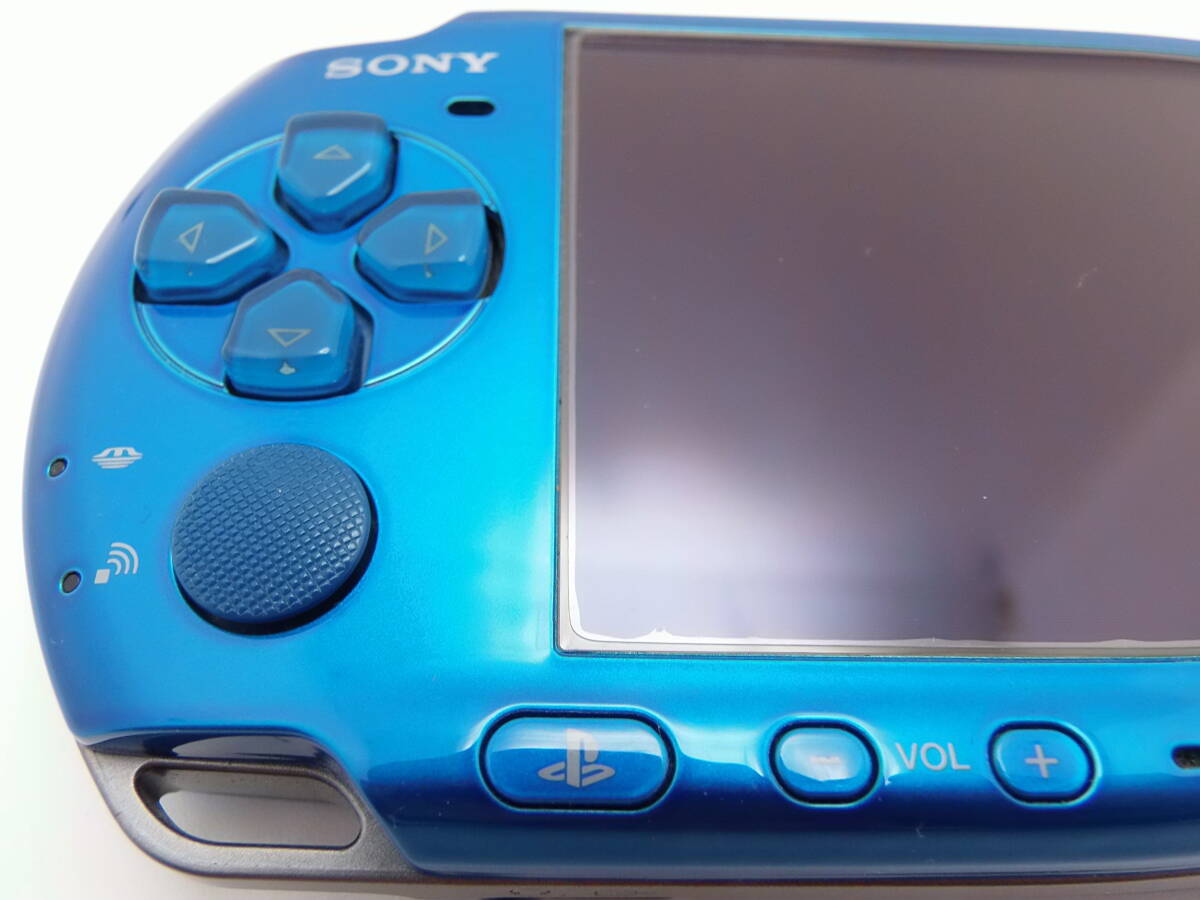 PSP-3000　ブルー　綺麗な美品　液晶画面は、ほぼキズ無し、ヤケ無し　バッテリー2個付き　動作確認済　全13点セット　 送料520円_画像3