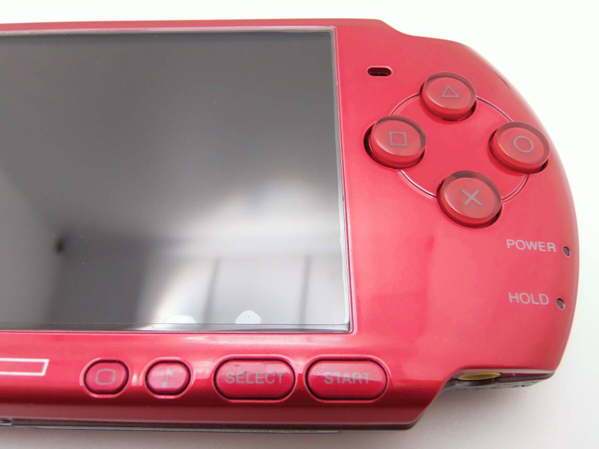 PSP-3000　レッド　かなり綺麗な美品　液晶画面は、完全に無傷、ヤケ無し　バッテリー、アダプター2個付き　 バッテリーカバーは、未使用_画像4