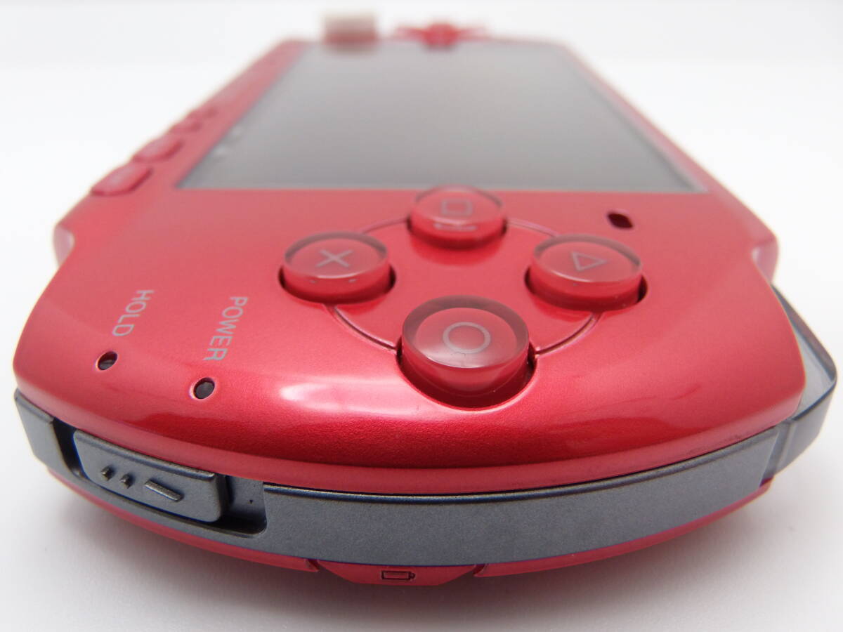 PSP-3000　レッド　かなり綺麗な美品　液晶画面は、完全に無傷、ヤケ無し　バッテリー、アダプター2個付き　 バッテリーカバーは、未使用_画像5