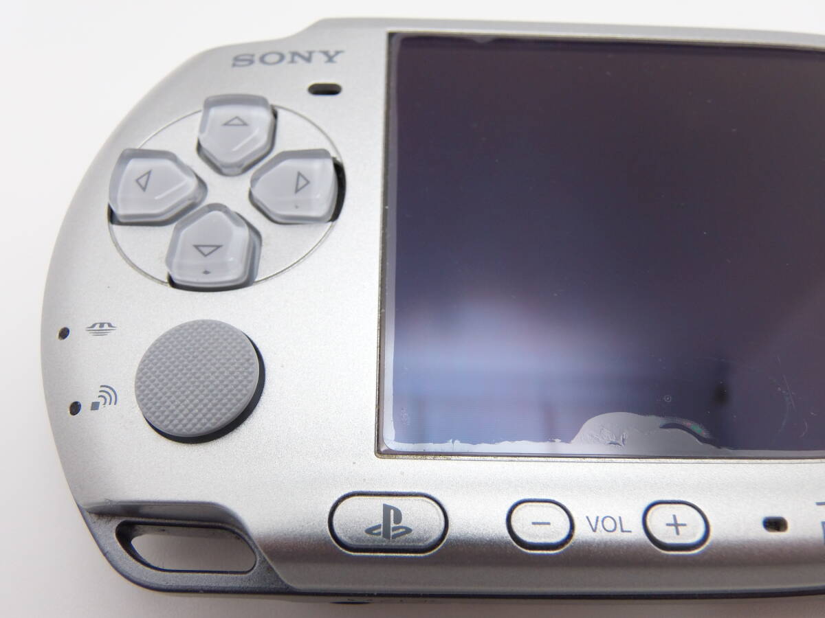 PSP-3000　PSP-2000　シルバー　パープル　2台セット　バッテリー、アダプター2個付　比較的美品と使用感あり中古　動作確認済　12点セット_画像2