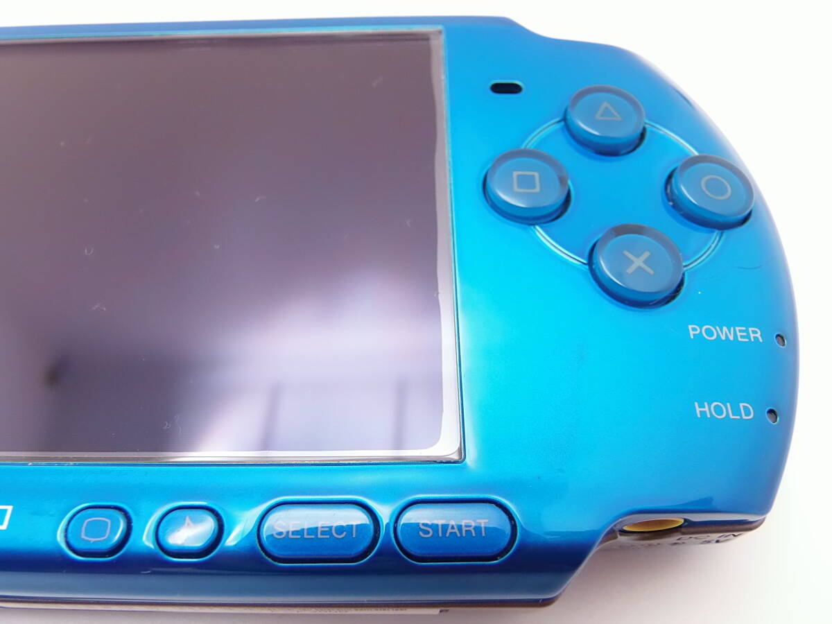 PSP-3000　ブルー　綺麗な美品　液晶画面は、ほぼキズ無し、ヤケ無し　バッテリー2個付き　動作確認済　全13点セット　 送料520円_画像4