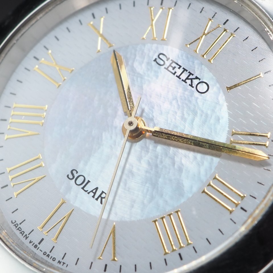 SEIKO セイコー SS ソーラー V181-0A10 シェル文字盤 シルバーカラー ローマンダイアル 3針 USED品 稼働品 メンズ 腕時計 「23095」の画像4