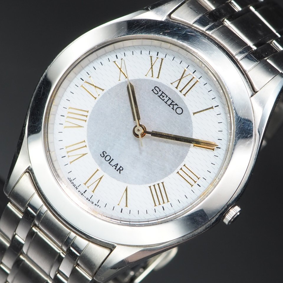 SEIKO セイコー SS ソーラー V181-0A10 シェル文字盤 シルバーカラー ローマンダイアル 3針 USED品 稼働品 メンズ 腕時計 「23095」の画像2