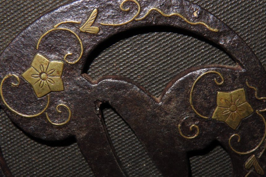 ▲▽平安城巴透鍔 江戸 鉄、真鍮象嵌、透かし 箱付 直径7.6×0.4ｃｍ 80/170ｇ▲▽の画像4