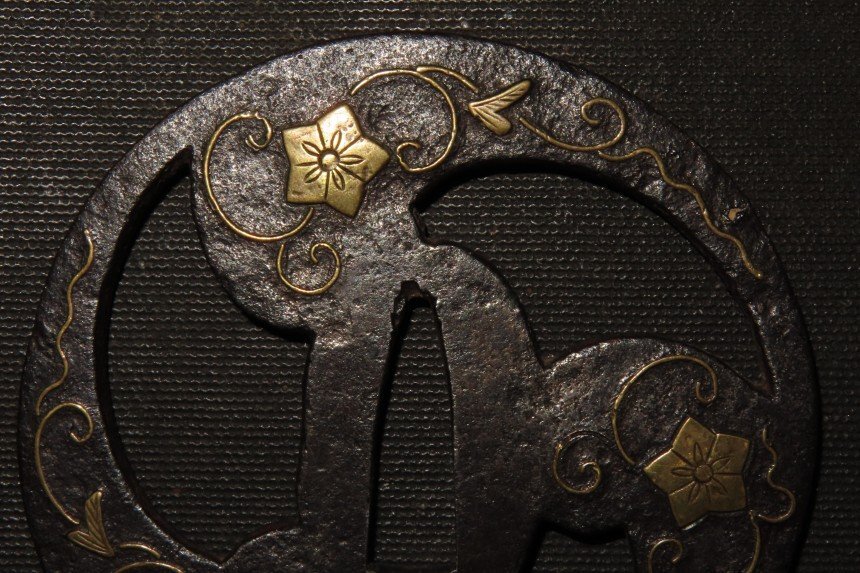 ▲▽平安城巴透鍔 江戸 鉄、真鍮象嵌、透かし 箱付 直径7.6×0.4ｃｍ 80/170ｇ▲▽の画像3
