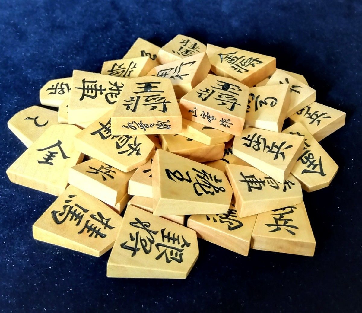 将棋駒】山峯作 本黄楊特上彫駒「水無瀬書」美麗仕上げ 未使用 将棋駒】山峯作 本黄楊特上彫駒「水無瀬書」美麗仕上げ 未使用