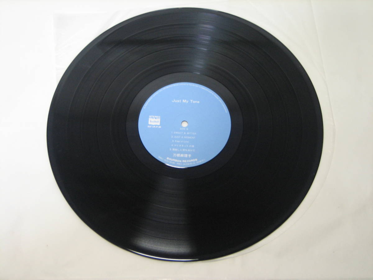 中古品 希少絶版品　レコード（LP）　28BLC-3025　刀根麻理子　Just My Tone_画像5