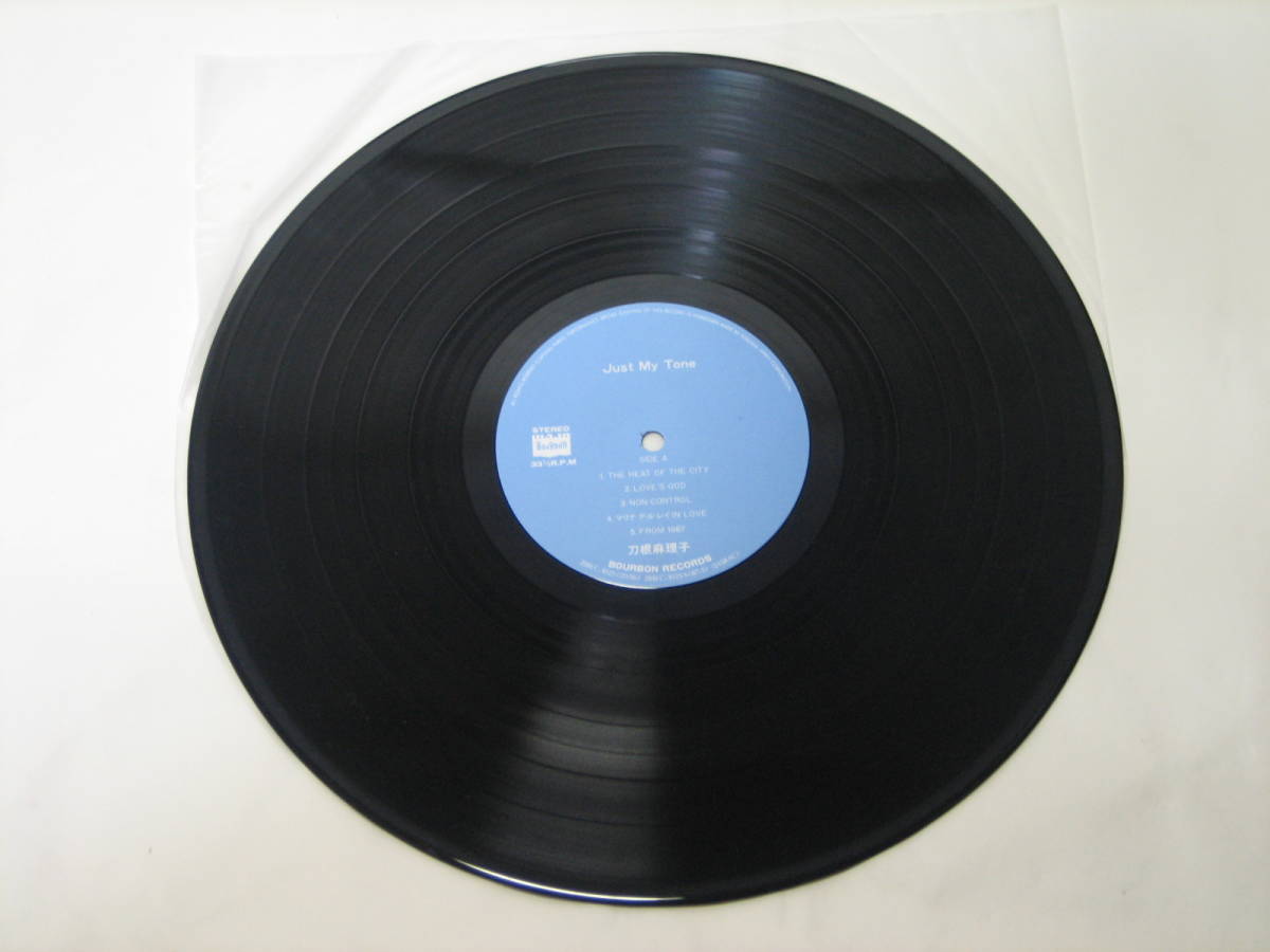 中古品 希少絶版品　レコード（LP）　28BLC-3025　刀根麻理子　Just My Tone_画像4