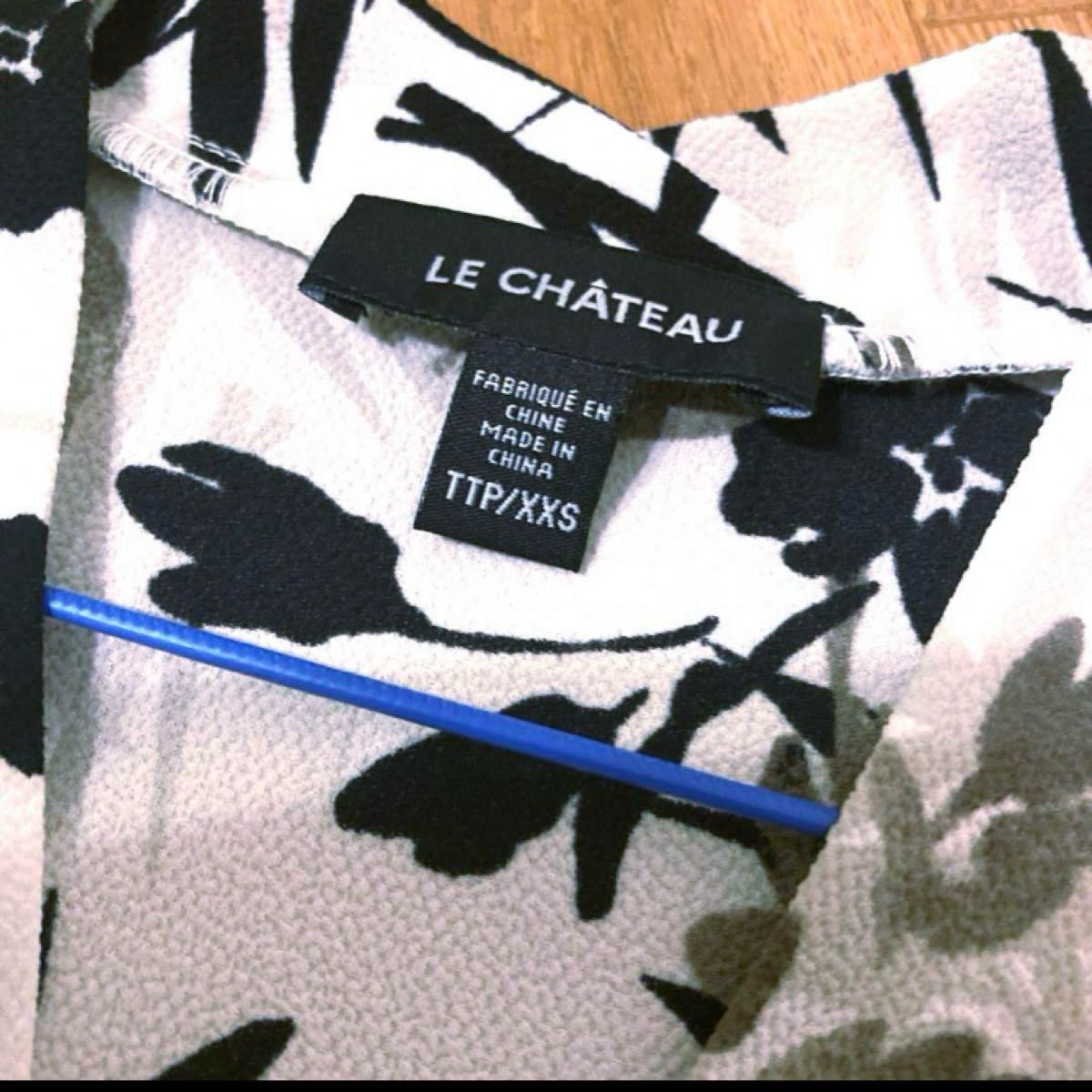 LE CHATEAU 夏　ブラウス　カットソー　カシュクール　シャツTシャツ　モノクロ　白　黒　ノースリーブ　半袖　