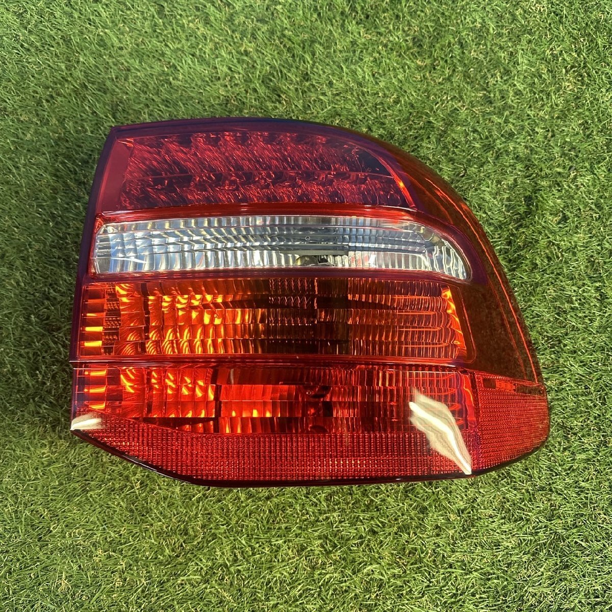 [24P02120C2] Porsche Cayenne (ABA-9PAM5501) original right tail lamp ( driver`s seat side ) right steering wheel car 
