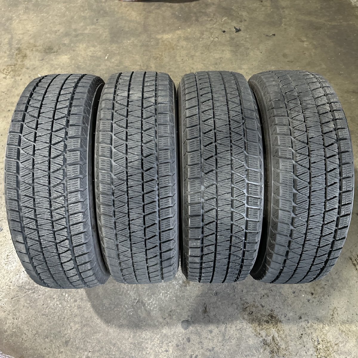 [24T00557S] 235/65R18 BRIDGESTONE(ブリヂストン) BLIZZAK DM-V3 2019年製 スタッドレスタイヤ 4本セット_画像1