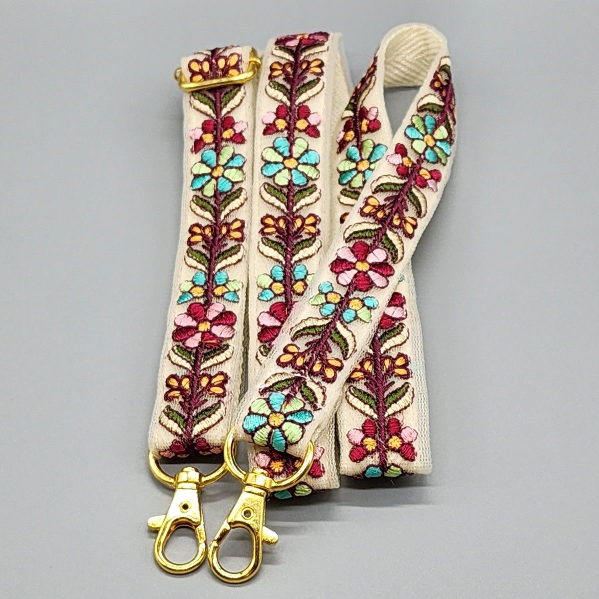 [083]インド刺繍リボンのスマホ用ネックストラップ・ショルダーストラップ（白系、金具：ゴールド系）、ハンドメイド