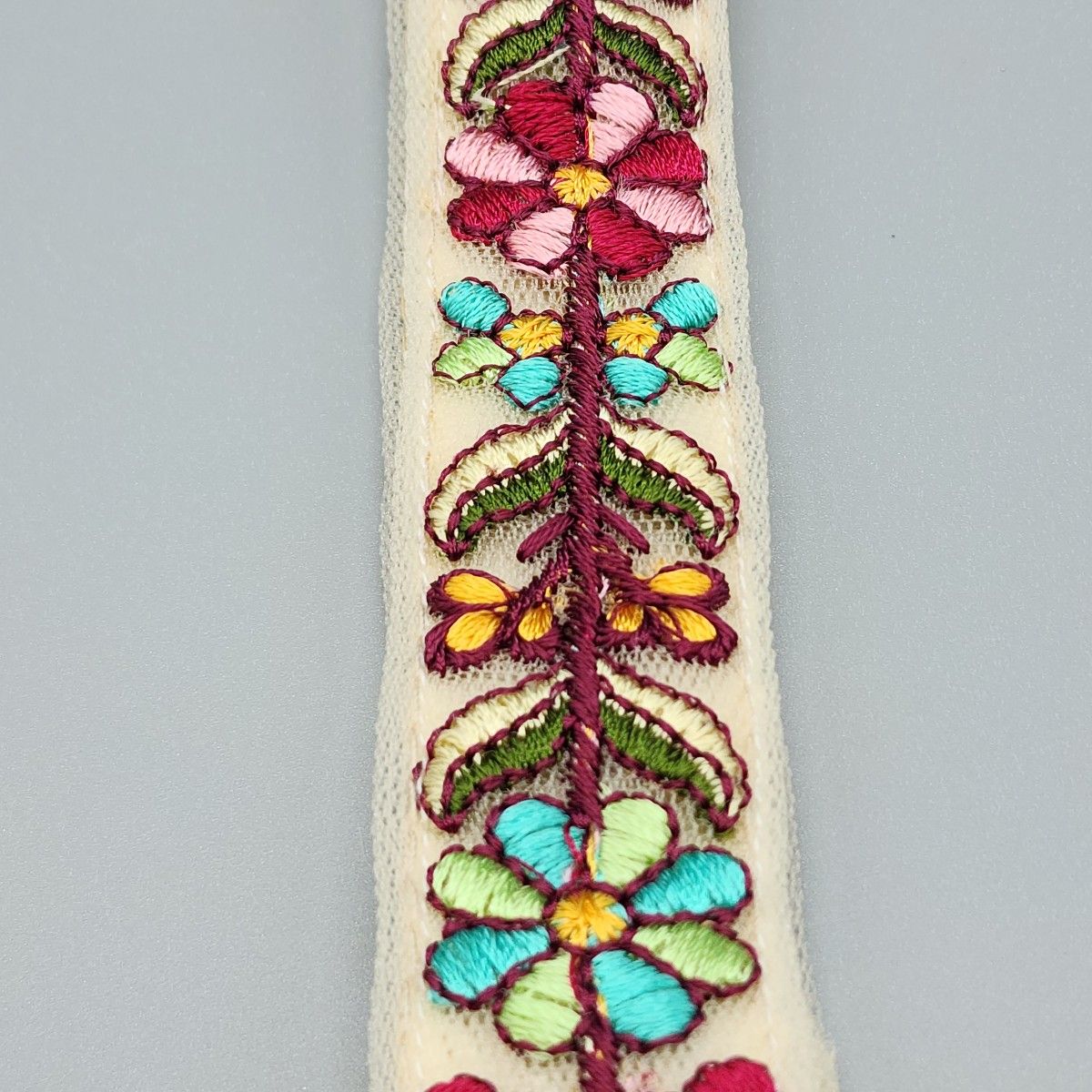 [087]インド刺繍リボンのスマホ用ハンドストラップ（白系、金具：ゴールド系）、ハンドメイド