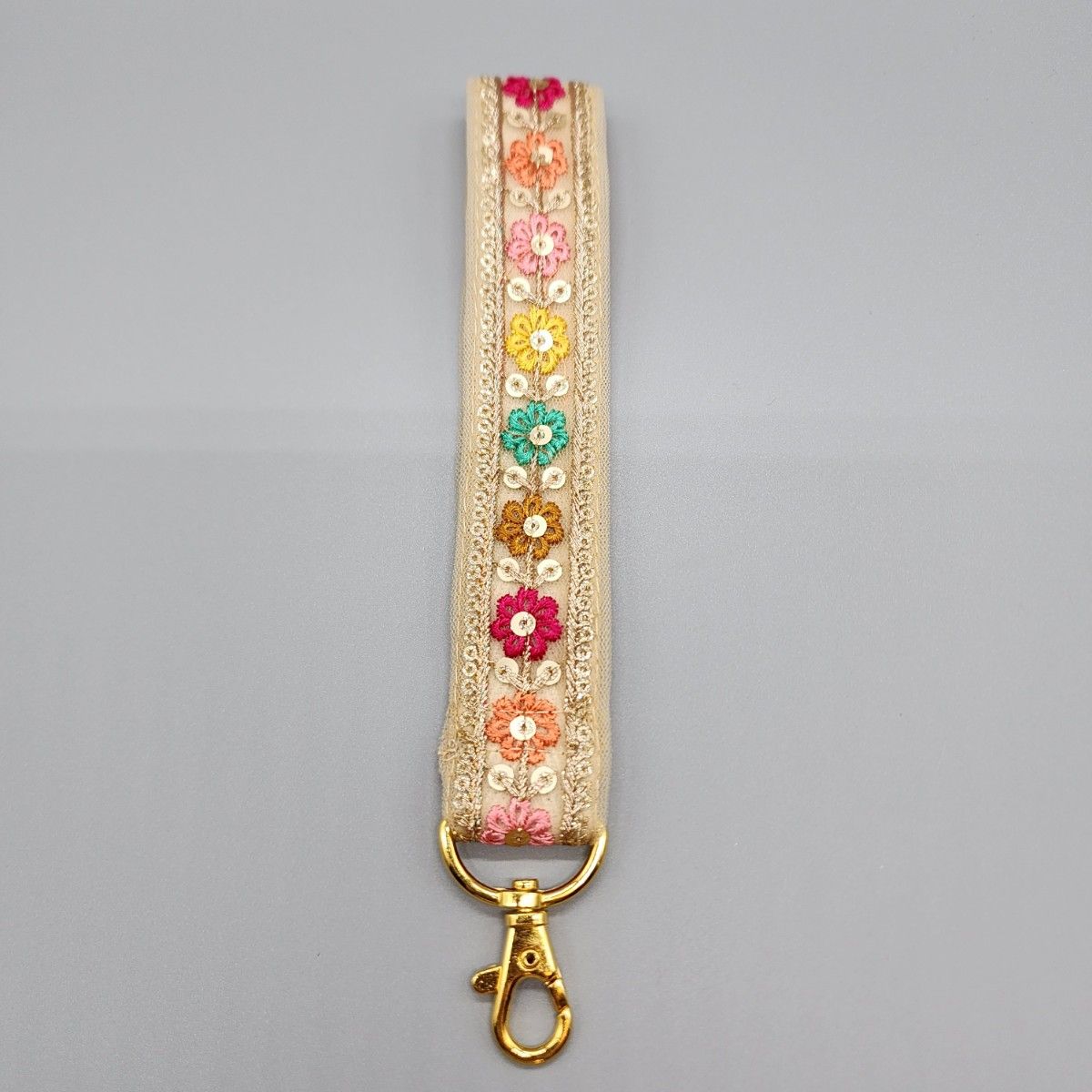 [090]インド刺繍リボンのスマホ用ハンドストラップ（ベージュ系、金具：ゴールド系）、ハンドメイド