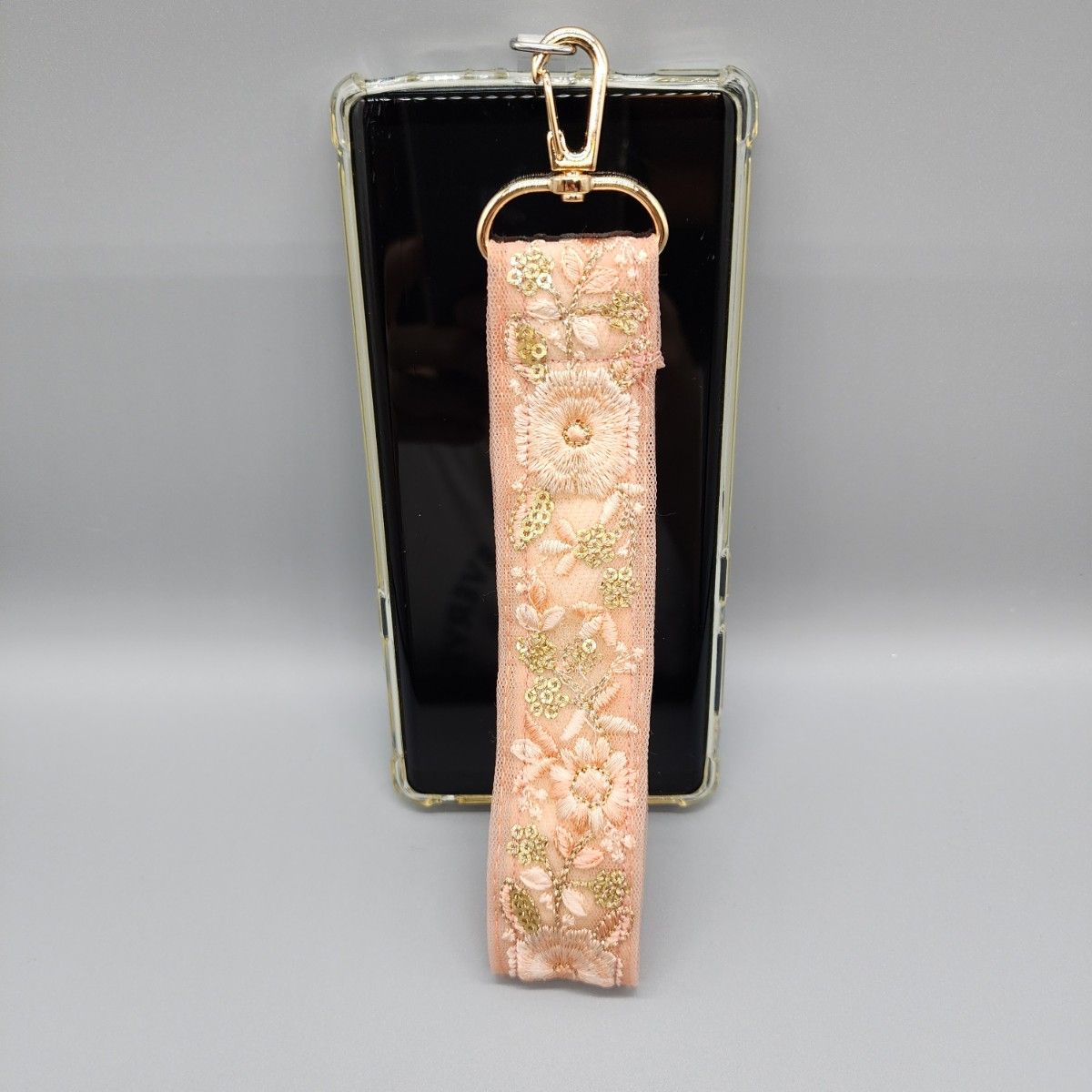 [091]インド刺繍リボンのスマホ用ハンドストラップ（ピンク系、金具：ゴールド系）、ハンドメイド