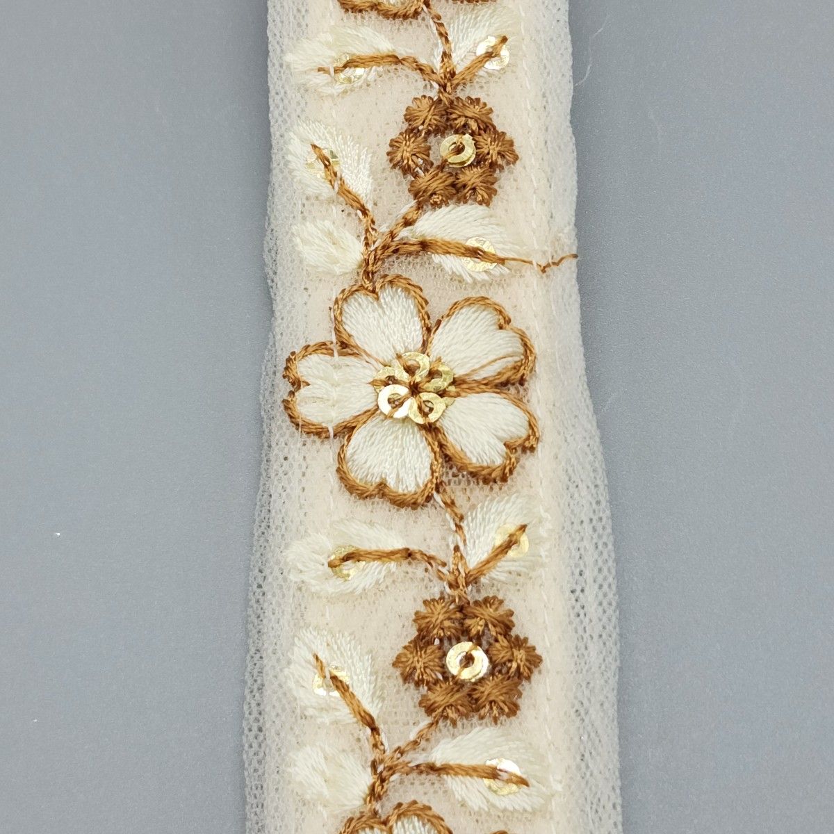 [093]インド刺繍リボンのスマホ用ハンドストラップ（ベージュ系、金具：ゴールド系）、ハンドメイド