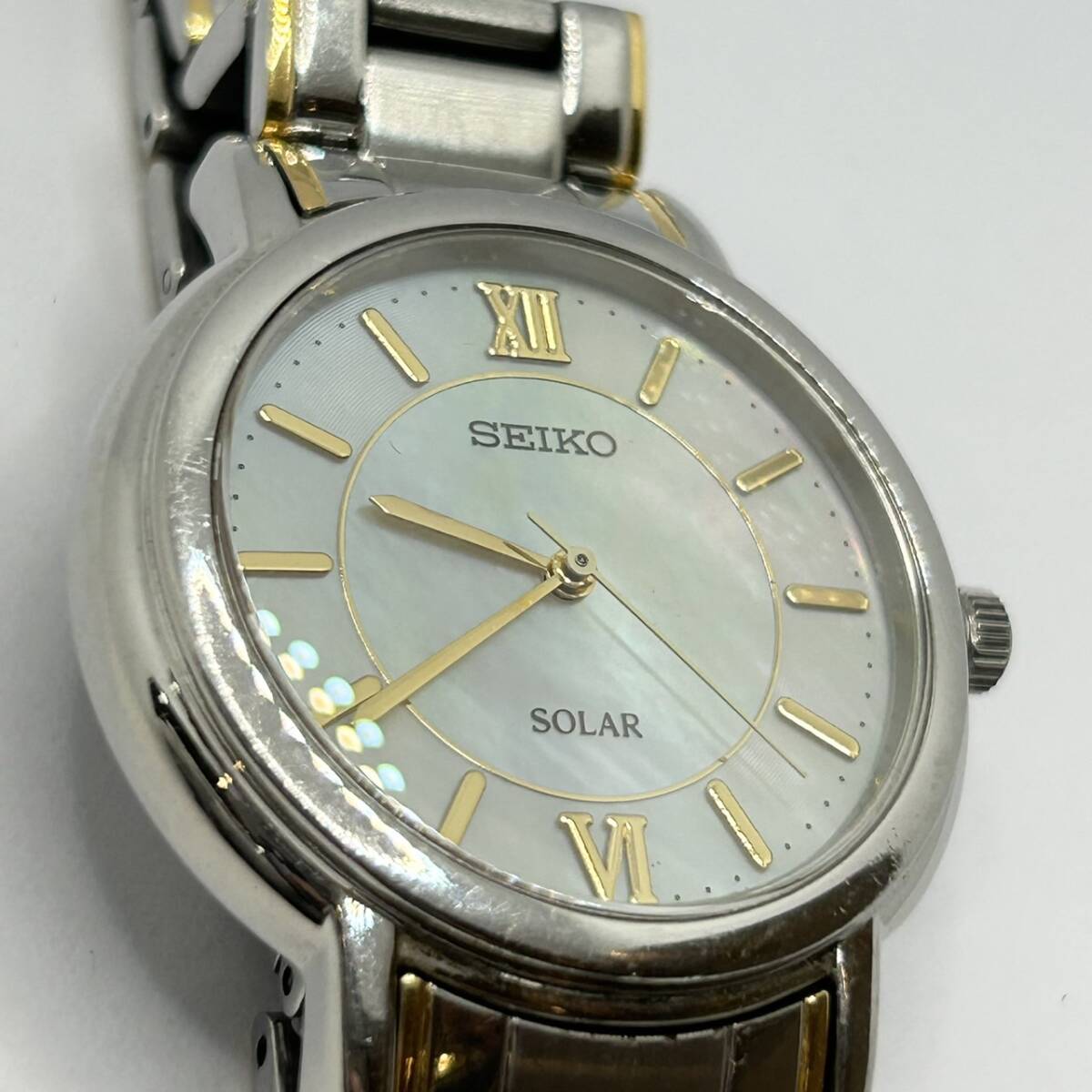 可動品★SEIKO/セイコー ソーラー腕時計 V181-0AD0 シェル文字盤 ゴールド シルバー コンビカラー バイカラー メンズ レディース AE1406_画像4