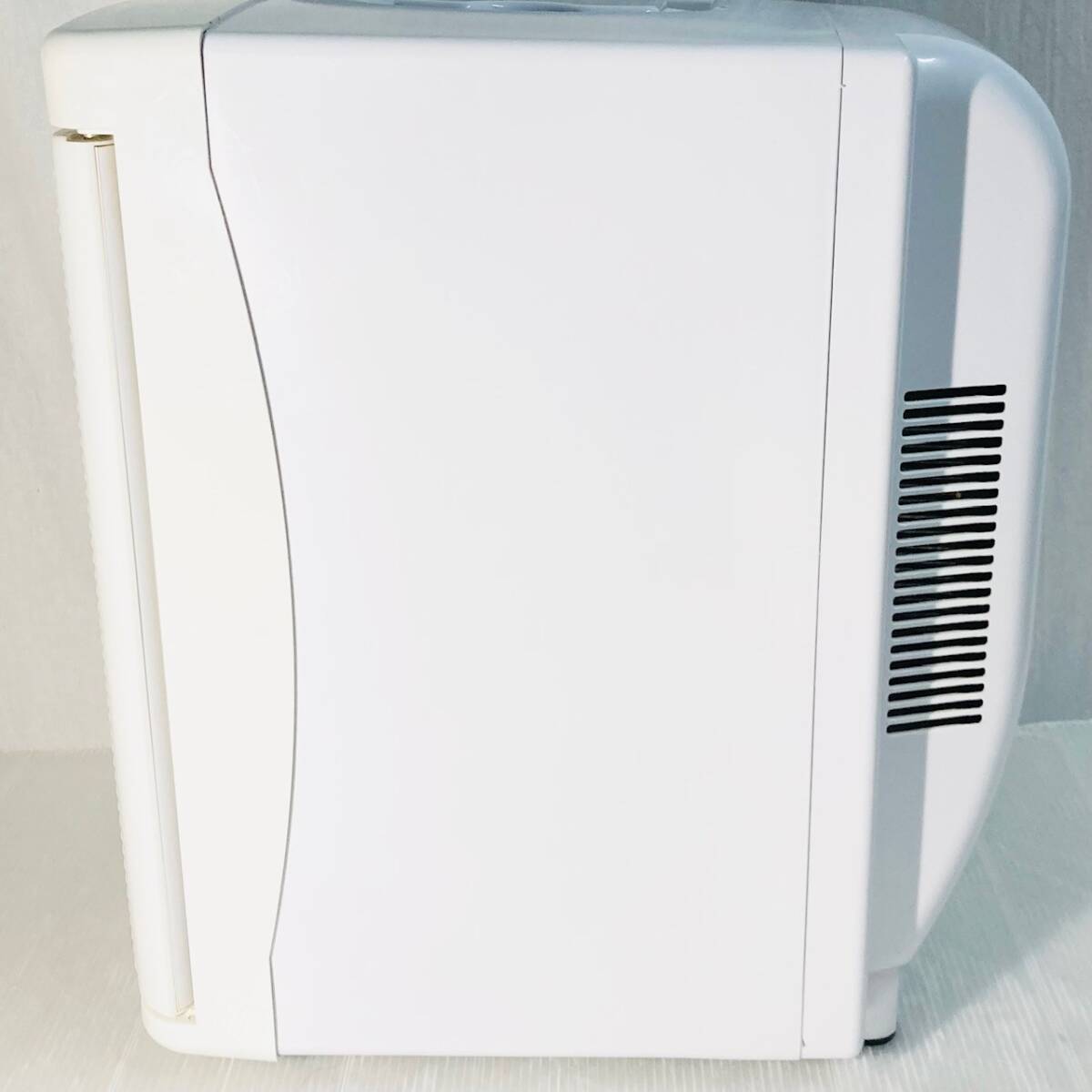 VERSOS ベルソス VS-404WH BK 冷温庫 ポータブル冷蔵庫 ホワイト ポータブル冷温庫 保冷 保温 25L 家電 中古品_画像5