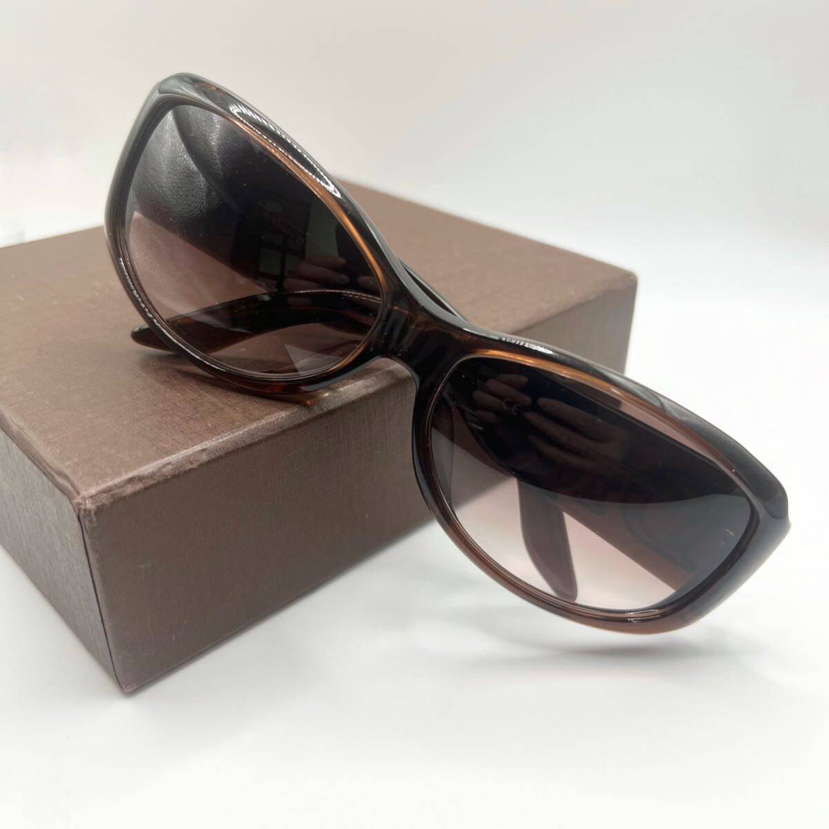 ChristianDior Christian Dior sunglasses flower Logo largish Logo I wear Brown day except day difference . free shipping 