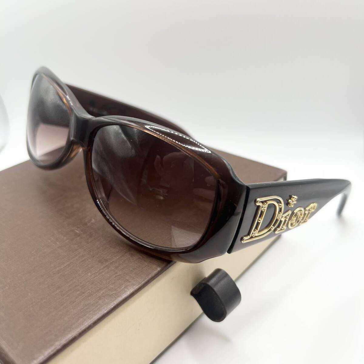 ChristianDior Christian Dior sunglasses flower Logo largish Logo I wear Brown day except day difference . free shipping 