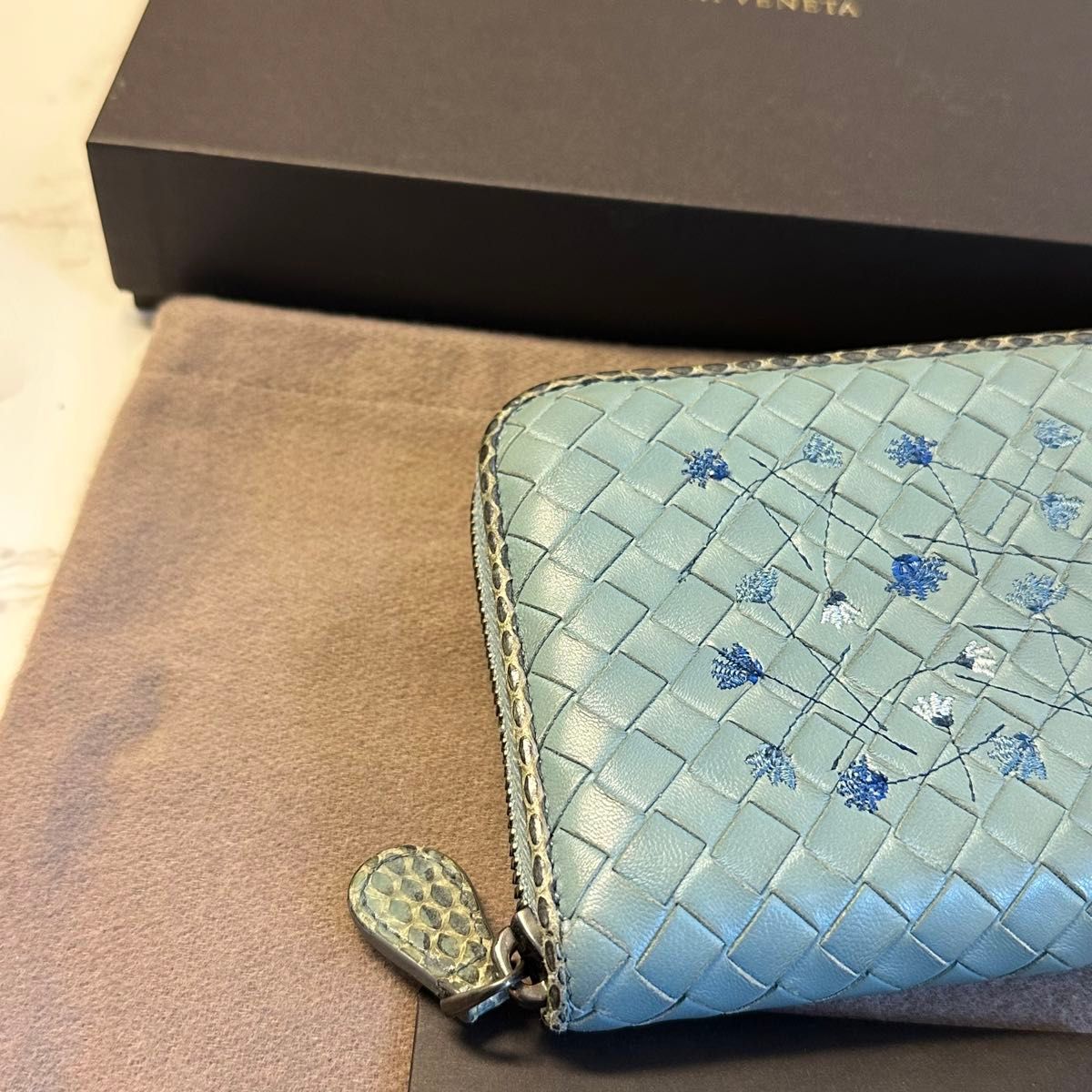 新品同様！　超希少 BOTTEGA VENETA ボッテガヴェネタ　財布　長財布　パイソン イントレチャート ラウンドファスナー