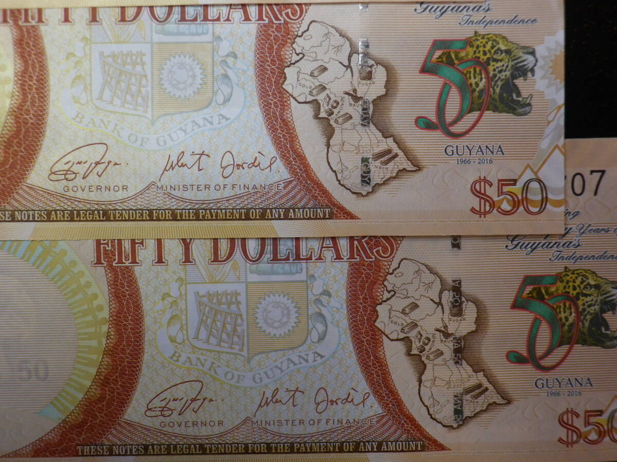ギアナ 2016年 記念紙幣 50th AA券 50Dollars 未使用 連番で3枚組　_画像3