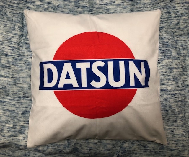 DATSUN　ダットサン片面ロゴ　大きなクッション　ハコスカ　ケンメリ　ブルーバード　ローレル　S30　Z31　サニトラ　ダットラ_画像1