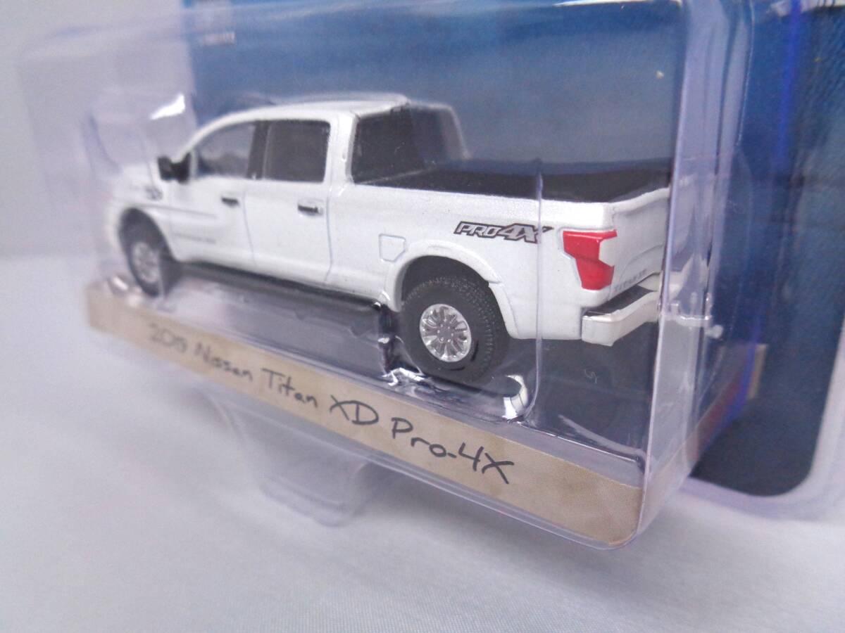 ◆グリーンライト　GREENLIGHT　1/64　2019 Nissan Titan XD Pro-4X　日産タイタン　ブルーカラー　シリーズ7_画像3