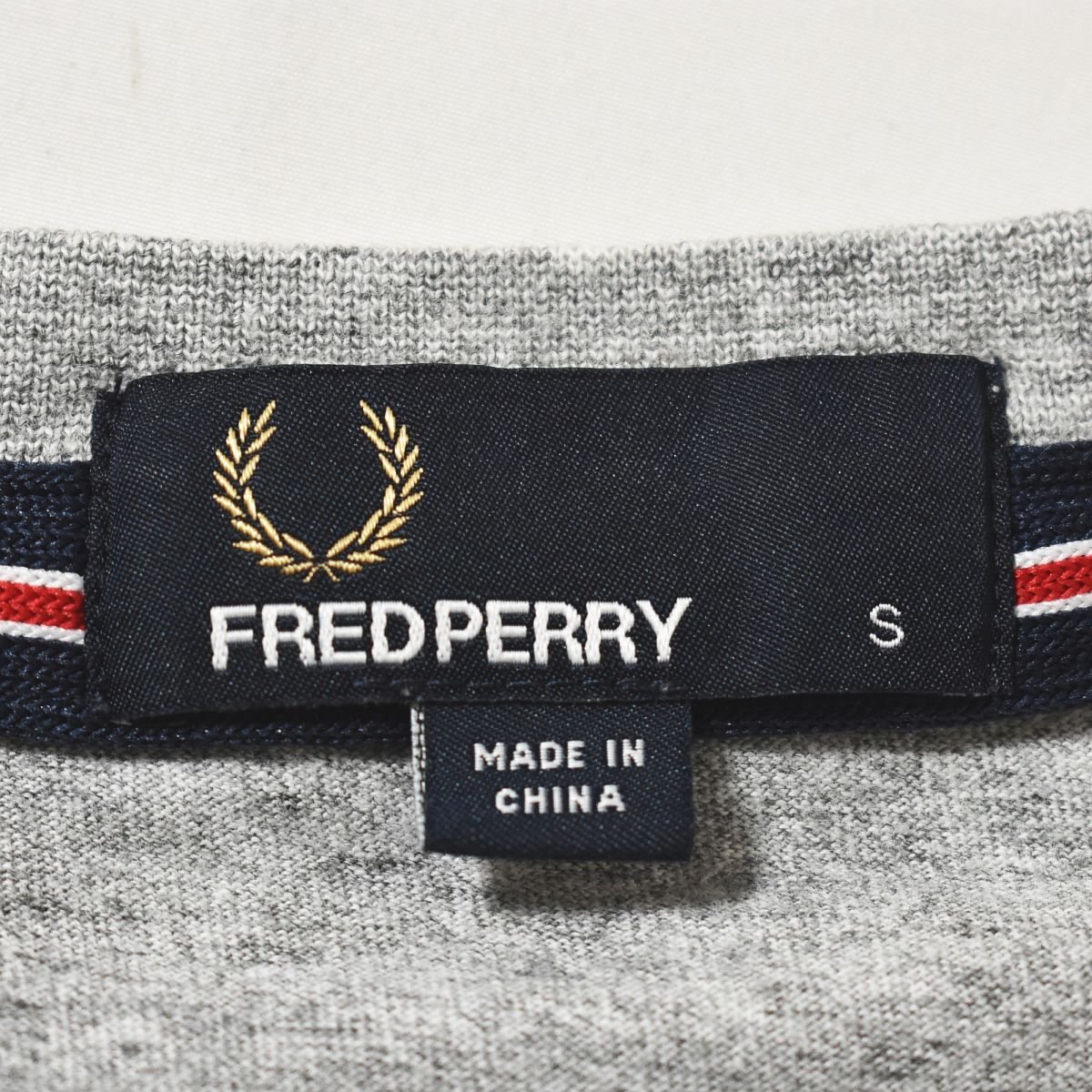 ★美品 人気デザイン フレッドペリー FRED PERRY 半袖 月桂樹ロゴ 刺繍 Vネック プレーン Tシャツ S グレー カットソー 無地 古着 メンズ★_画像4